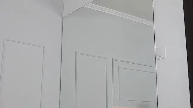 Snapshot of LeilaLow chatting on 01-09-25, 12:09 LeilaLow online show from 01-09-25, 12:09