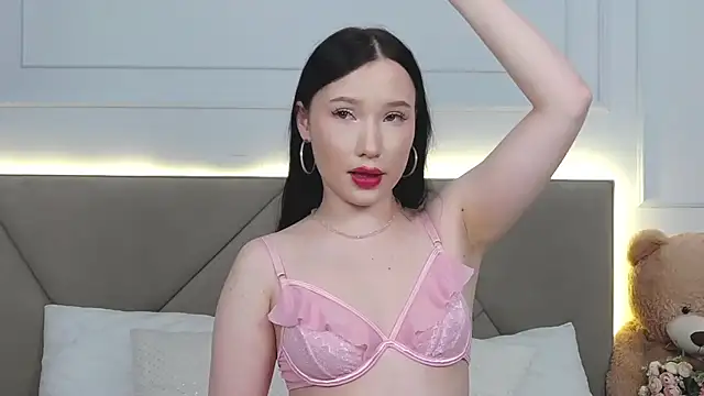 Snapshot of LeilaLow chatting on 01-24-25, 06:04 LeilaLow online show from 01-24-25, 06:04