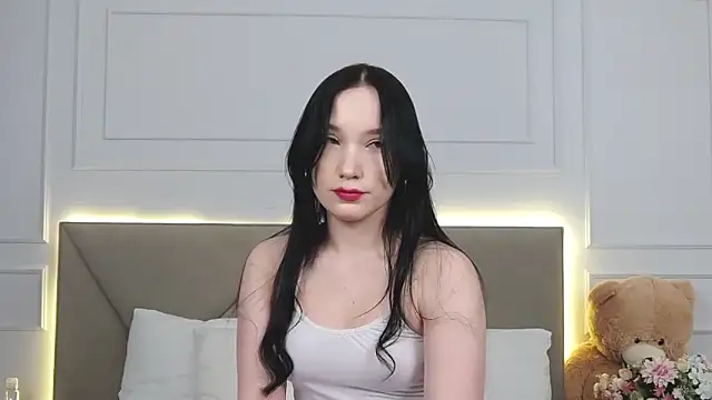 Snapshot of LeilaLow chatting on 02-07-25, 12:06 LeilaLow online show from 02-07-25, 12:06