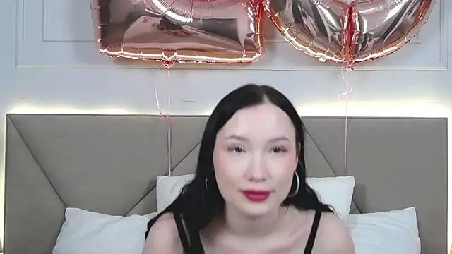 Snapshot of LeilaLow chatting on 02-18-25, 03:21 LeilaLow online show from 02-18-25, 03:21