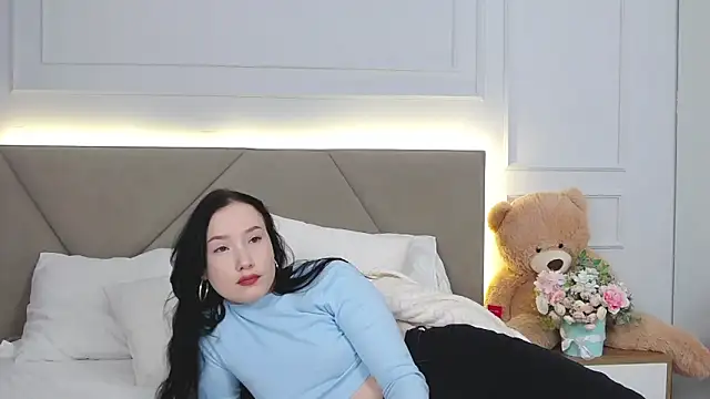 Snapshot of LeilaLow chatting on 02-25-25, 12:13 LeilaLow online show from 02-25-25, 12:13