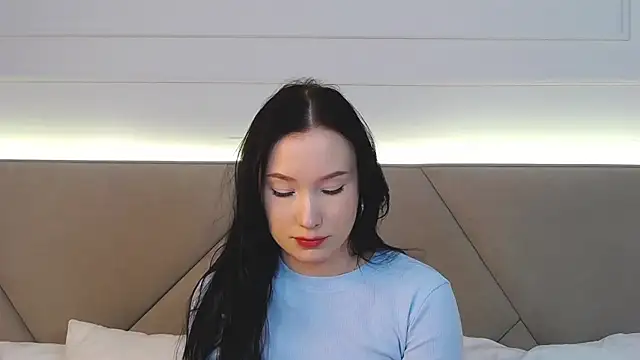 Snapshot of LeilaLow chatting on 02-25-25, 06:20 LeilaLow online show from 02-25-25, 06:20