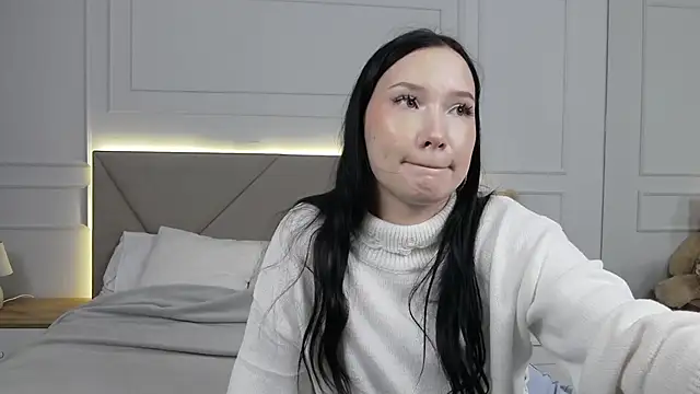 Snapshot of LeilaLow chatting on 09-09-25, 11:32 LeilaLow online show from 09-09-25, 11:32