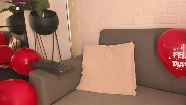 Snapshot of karina_gomez_18 chatting on 02-15-25, 03:31 karina gomez 18 online show from 02-15-25, 03:31