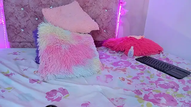 Snapshot of Bella__sweet chatting on 01-29-25, 09:39 Bella sweet online show from 01-29-25, 09:39