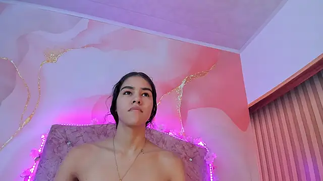 Snapshot of Bella__sweet chatting on 03-07-25, 06:43 Bella sweet online show from 03-07-25, 06:43