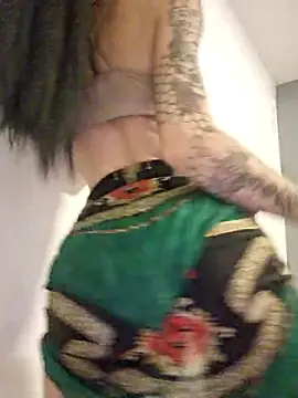 Snapshot of roxi_katty chatting on 10-12-25, 06:12 roxi katty online show from 10-12-25, 06:12