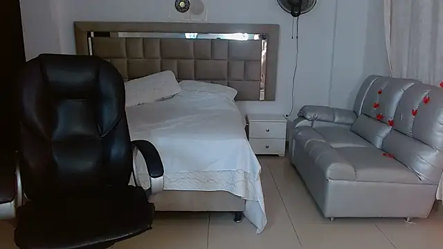 Snapshot of zoecruzz chatting on 03-28-26, 01:33 zoecruzz online show from 03-28-26, 01:33