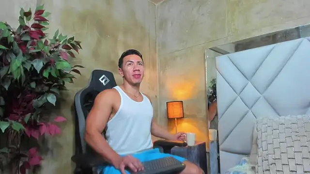 Snapshot of marc_ginale chatting on 10-14-25, 12:00 marc ginale online show from 10-14-25, 12:00