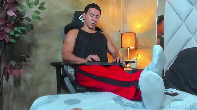 Snapshot of marc_ginale chatting on 10-22-25, 11:37 marc ginale online show from 10-22-25, 11:37