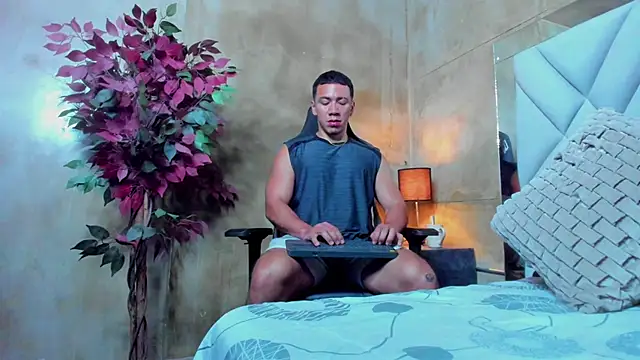 Snapshot of marc_ginale chatting on 10-28-25, 01:20 marc ginale online show from 10-28-25, 01:20