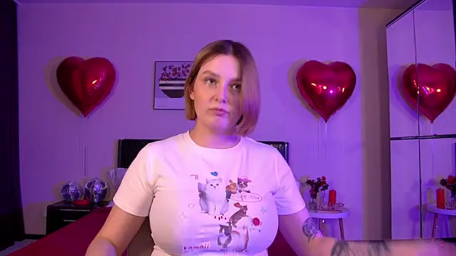 Snapshot of DianeMills chatting on 02-19-25, 07:05 DianeMills online show from 02-19-25, 07:05