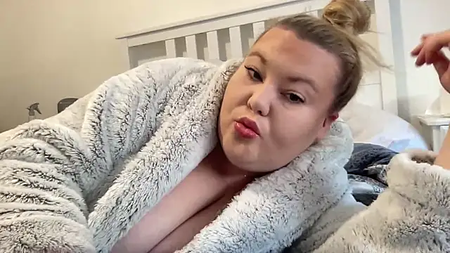 Snapshot of Busty-BBW-Emilie chatting on 12-27-24, 01:28 Busty-BBW-Emilie online show from 12-27-24, 01:28