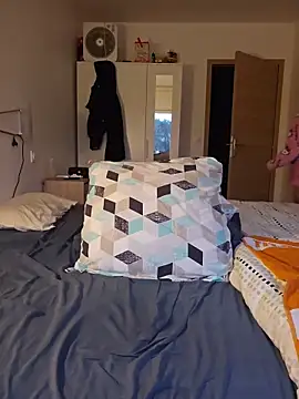 Snapshot of Chaudesquirt chatting on 02-18-26, 07:04 Chaudesquirt online show from 02-18-26, 07:04