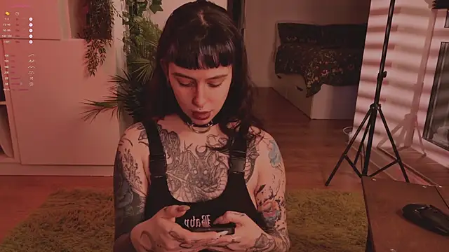 Snapshot of MichaellaMoon chatting on 10-03-25, 06:38 MichaellaMoon online show from 10-03-25, 06:38