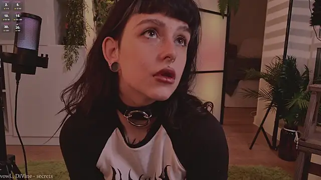 Snapshot of MichaellaMoon chatting on 10-17-25, 04:31 MichaellaMoon online show from 10-17-25, 04:31