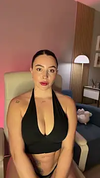 Snapshot of Alessia-miller_ chatting on 06-20-26, 02:58 Alessia-miller online show from 06-20-26, 02:58