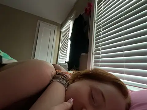 Snapshot of gingerbabe18 chatting on 09-21-25, 04:19 gingerbabe18 online show from 09-21-25, 04:19