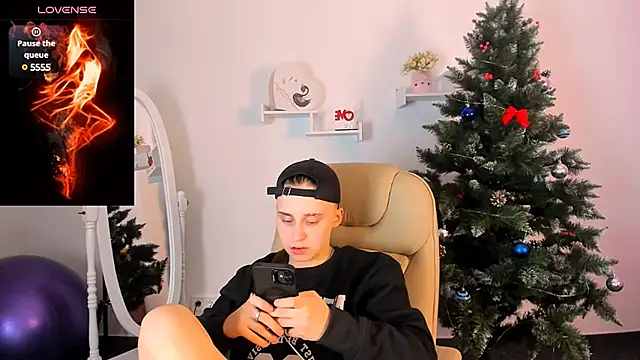 Dolly  Queen  online show from 12-17-24, 02:33