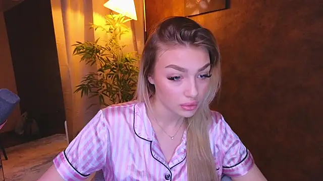 Snapshot of Ella_Milla chatting on 01-07-25, 08:24 Ella Milla online show from 01-07-25, 08:24