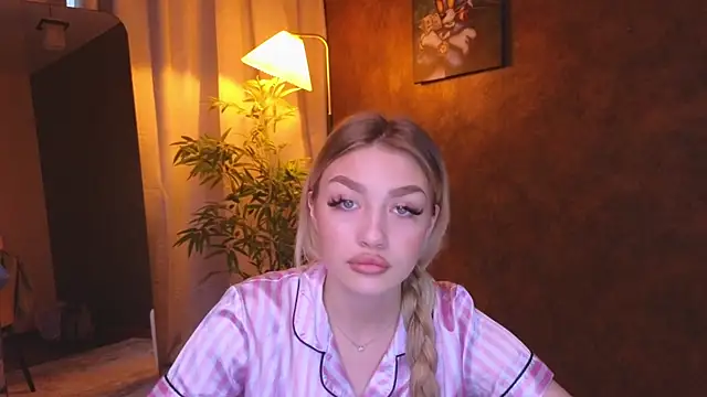 Snapshot of Ella_Milla chatting on 01-07-25, 11:26 Ella Milla online show from 01-07-25, 11:26