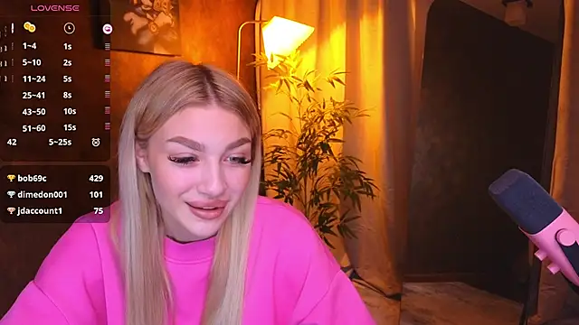 Snapshot of Ella_Milla chatting on 01-13-25, 08:37 Ella Milla online show from 01-13-25, 08:37
