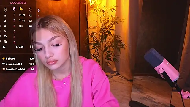 Snapshot of Ella_Milla chatting on 01-13-25, 11:41 Ella Milla online show from 01-13-25, 11:41