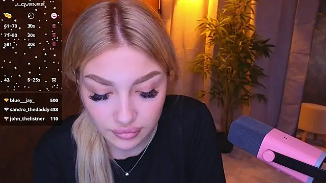 Snapshot of Ella_Milla chatting on 01-20-25, 11:56 Ella Milla online show from 01-20-25, 11:56