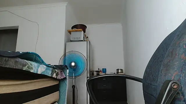 Snapshot of Hugetittiesxx2 chatting on 04-13-26, 04:18 Hugetittiesxx2 online show from 04-13-26, 04:18