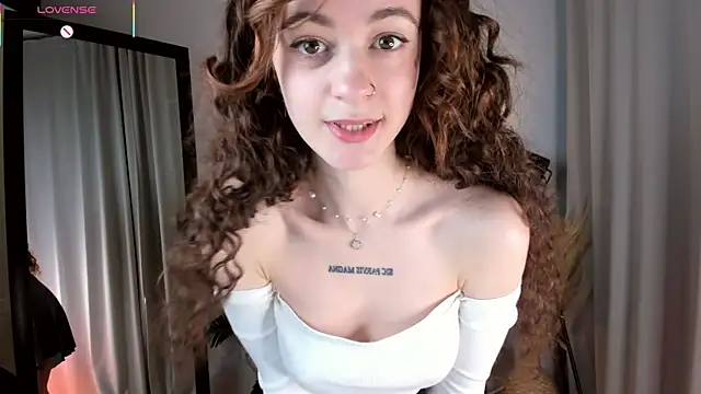 Snapshot of Curly_Moon chatting on 04-28-26, 01:49 Curly Moon online show from 04-28-26, 01:49
