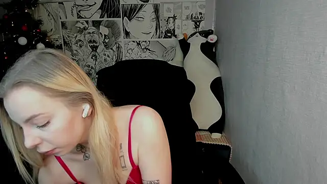 Snapshot of Martha_Cameron chatting on 12-17-24, 08:10 Martha Cameron online show from 12-17-24, 08:10