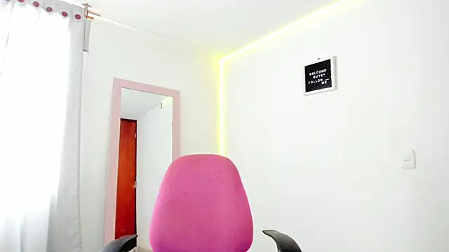 Snapshot of Anniie_grey chatting on 12-18-24, 02:17 Anniie grey online show from 12-18-24, 02:17