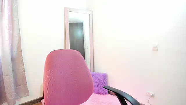 Snapshot of Anniie_grey chatting on 09-22-25, 02:08 Anniie grey online show from 09-22-25, 02:08