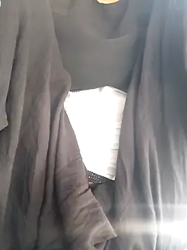 Snapshot of saloni19881 chatting on 09-12-25, 03:28 saloni19881 online show from 09-12-25, 03:28