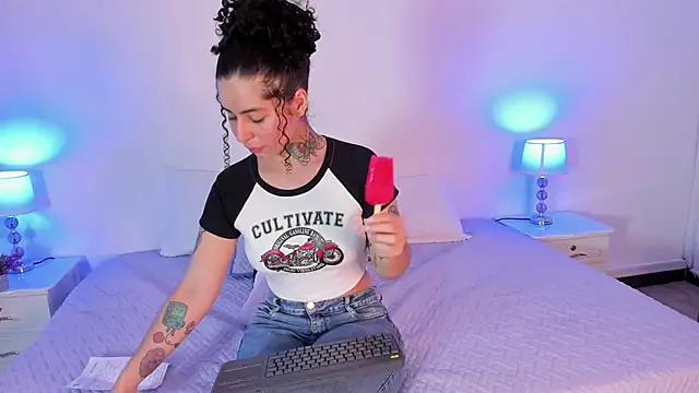 EstefaniaVelez  online show from 01-16-25, 05:44