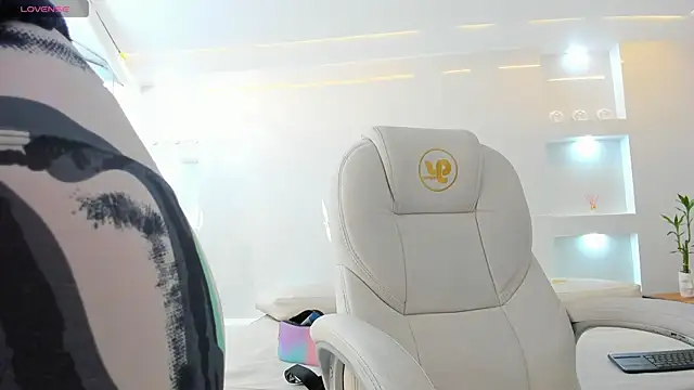 Snapshot of julietha_taylor chatting on 02-06-25, 01:38 julietha taylor online show from 02-06-25, 01:38