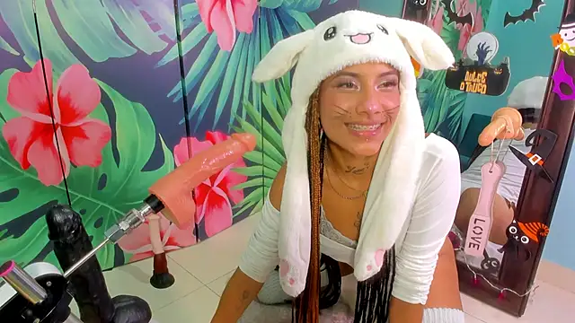 Snapshot of Mieldeluna chatting on 10-19-25, 06:03 Mieldeluna online show from 10-19-25, 06:03