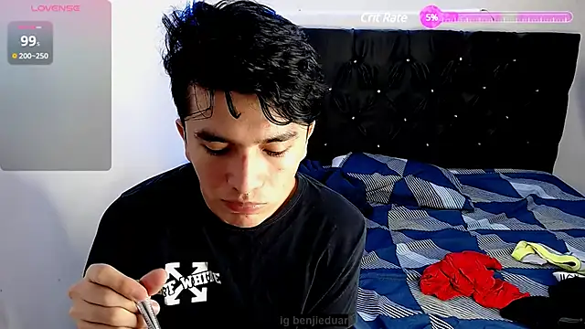 Snapshot of benji_hoter chatting on 02-01-25, 05:26 benji hoter online show from 02-01-25, 05:26