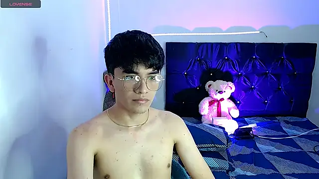 Snapshot of benji_hoter chatting on 10-17-25, 09:17 benji hoter online show from 10-17-25, 09:17