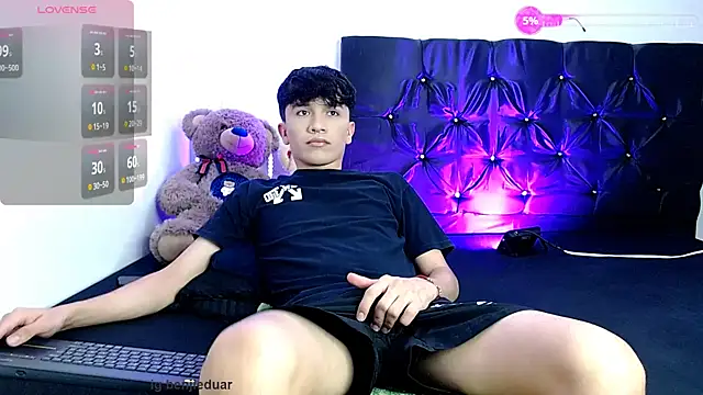 Snapshot of benji_hoter chatting on 11-03-25, 10:10 benji hoter online show from 11-03-25, 10:10