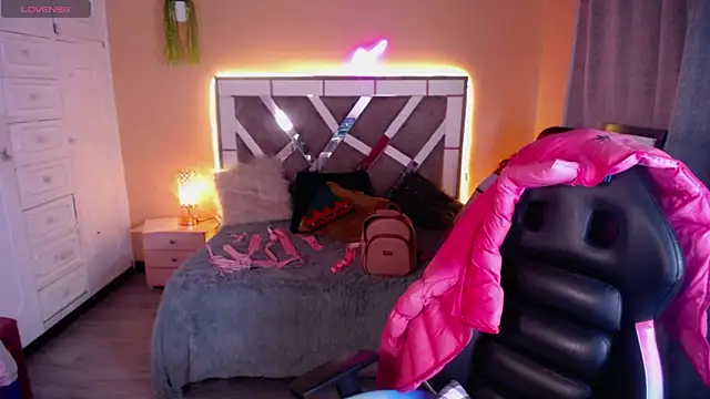 Snapshot of Scarllett_BDSM chatting on 12-11-24, 03:56 Scarllett BDSM online show from 12-11-24, 03:56