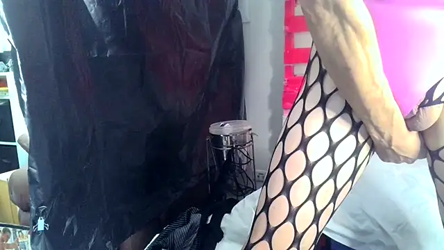 Snapshot of SissyJamie123 chatting on 04-12-26, 03:44 SissyJamie123 online show from 04-12-26, 03:44