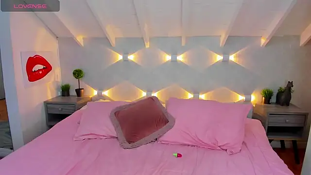 ChloeHarris online show from 12-17-24, 03:49