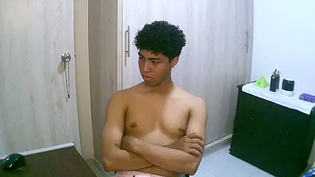 Snapshot of sexy_diamante_ chatting on 09-29-25, 01:44 sexy diamante online show from 09-29-25, 01:44