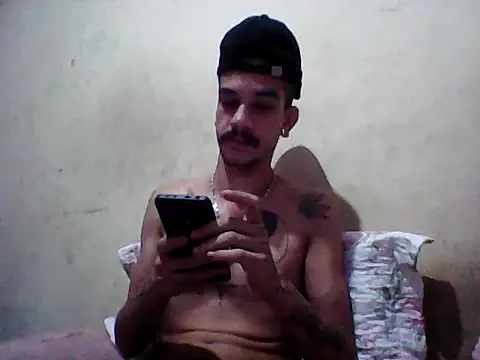 Snapshot of gatobranco001 chatting on 03-11-25, 08:42 gatobranco001 online show from 03-11-25, 08:42