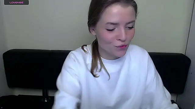 MissOliviaa  online show from 12-18-24, 08:20