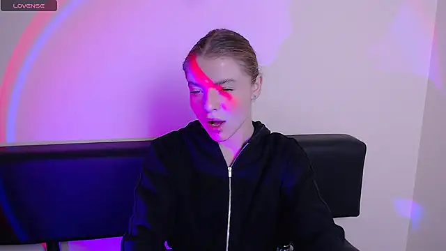 MissOliviaa  online show from 10-27-25, 12:53