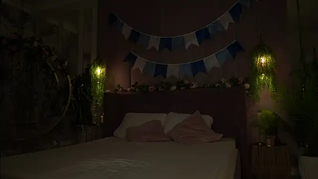 Smiley Mia online show from 09-28-25, 05:02