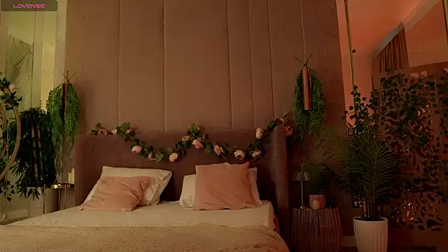 Smiley Mia online show from 10-12-25, 05:06