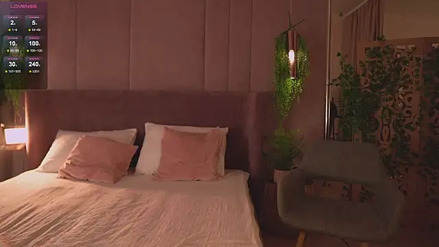 Smiley Mia online show from 11-24-25, 05:18